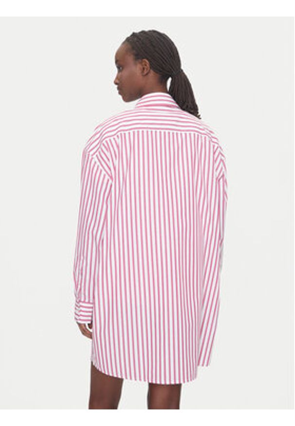 Tommy Jeans Sukienka koszulowa DW0DW21122 Różowy Relaxed Fit. Kolor: różowy. Materiał: bawełna. Typ sukienki: koszulowe