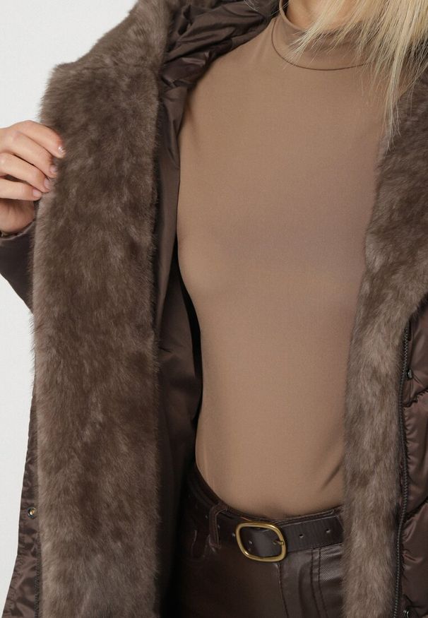 Born2be - Brązowa Pikowana Kurtka z Wiązanym Paskiem i Kapturem z Futerkiem Fenama. Okazja: na co dzień, na spacer. Kolor: brązowy. Materiał: futro. Styl: casual, elegancki