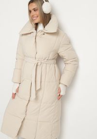 Born2be - Jasnobeżowa Pikowana Kurtka Płaszcz za Kolano z Wiązanym Paskiem Opiedsse. Kolor: beżowy #5