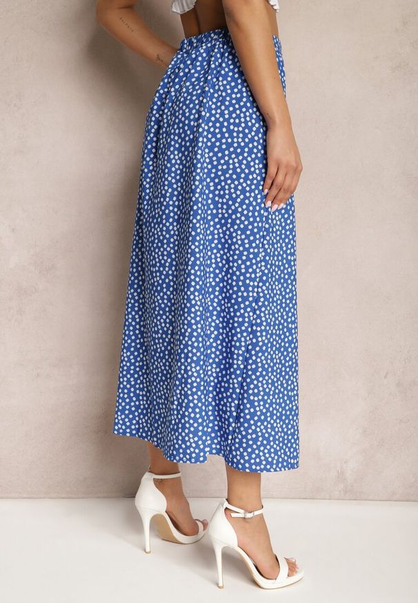 Renee - Niebieska Casualowa Spódnica Ozdobiona Guzikami i Wycięciem Fiada. Okazja: na co dzień. Kolor: niebieski. Wzór: aplikacja. Styl: casual