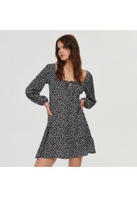 House - Sukienka mini fit&flare w białe kwiaty - Wielobarwny. Kolor: biały. Wzór: kwiaty. Długość: mini #1