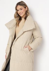 Born2be - Beżowa Kurtka Płaszcz Zapinana na Napy Ukryte pod Plisą z Kieszeniami i Paskiem Ritallas. Typ kołnierza: kołnierzyk stójkowy. Kolor: beżowy. Materiał: materiał. Długość: długie. Sezon: zima #3