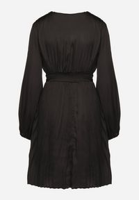 Born2be - Czarna Rozkloszowana Sukienka Plisowana z Marszczeniem i Dekoltem w Serek Aladwen. Okazja: na co dzień. Typ kołnierza: dekolt w serek. Kolor: czarny. Materiał: poliester. Typ sukienki: proste, rozkloszowane. Styl: casual, elegancki #6