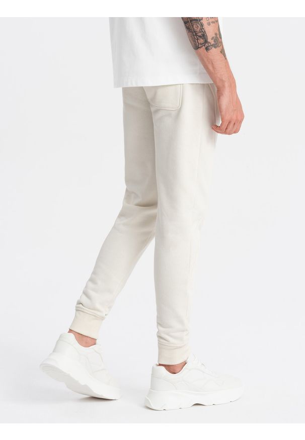 Ombre Clothing - Bawełniane męskie dresowe spodnie joggery BASIC – kremowe V5 OM-PABS-0174 - XXL. Okazja: na co dzień. Kolor: kremowy. Materiał: dresówka, bawełna. Wzór: aplikacja. Styl: sportowy, casual, elegancki
