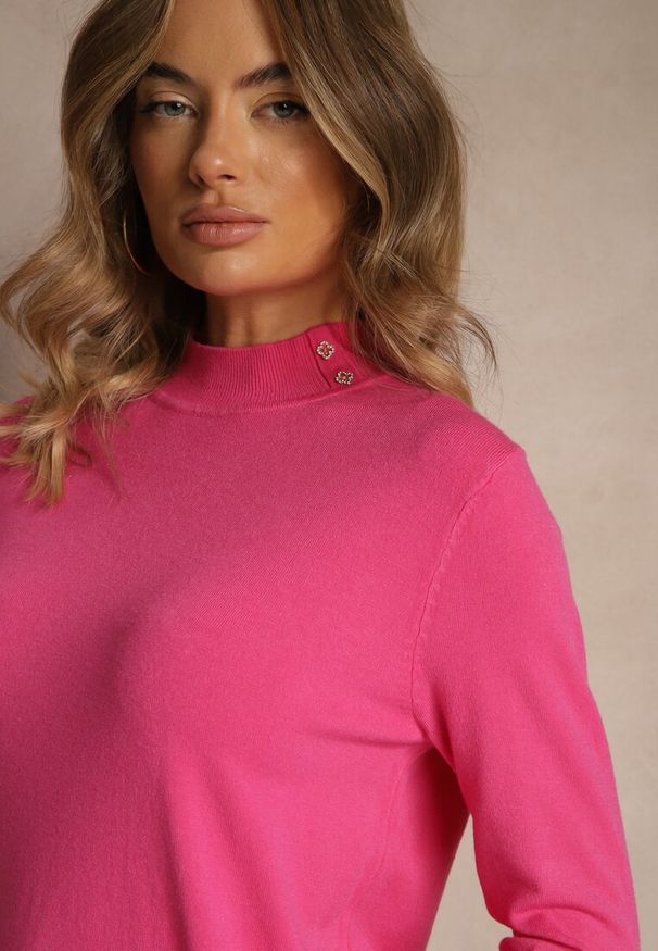 Renee - Fuksjowy Golf o Dopasowanym Kroju Zdobiony Minimalistycznymi Aplikacjami Unissa. Okazja: na spacer. Typ kołnierza: golf. Kolor: różowy. Materiał: jeans. Wzór: aplikacja. Styl: klasyczny, elegancki