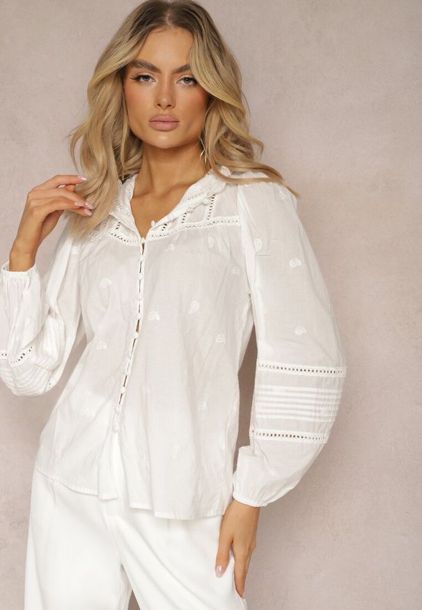 Renee - Biała Koszula z Bawełny Ozdobiona Falbanką i Ażurowymi Wstawkami Kodrea. Kolor: biały. Materiał: bawełna. Wzór: ażurowy, aplikacja. Styl: elegancki