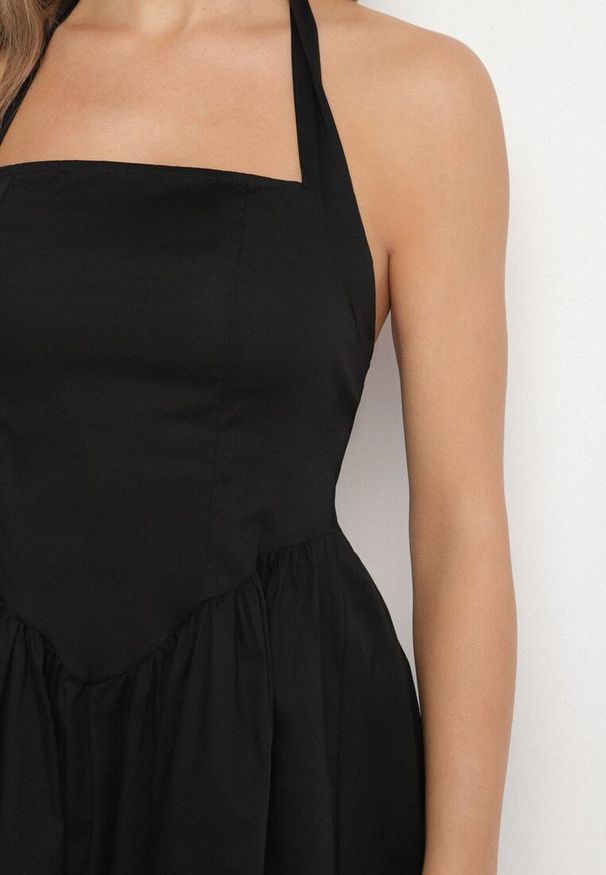 Born2be - Czarna Bawełniana Sukienka Rozkloszowana na Szyję Kolaniela. Okazja: na co dzień. Kolor: czarny. Materiał: bawełna. Sezon: wiosna. Typ sukienki: proste. Styl: elegancki, casual