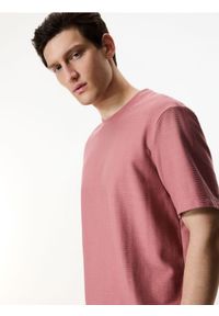 Reserved - Strukturalny t-shirt regular - brudny róż. Kolor: różowy. Materiał: bawełna, dzianina #1