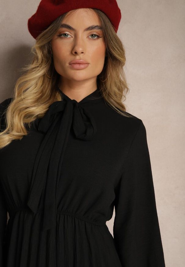 Renee - Czarna Plisowana Sukienka o Eleganckim Kroju z Wiązaniem przy Dekolcie i Gumką w Pasie Belorinda. Okazja: na co dzień. Typ kołnierza: typu klepsydra. Kolor: czarny. Długość rękawa: długi rękaw. Styl: elegancki