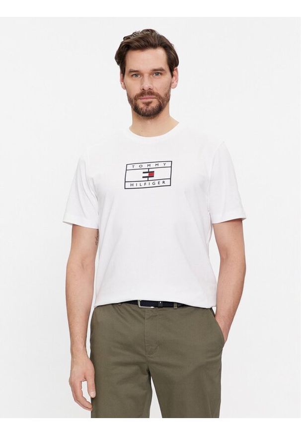 TOMMY HILFIGER - Tommy Hilfiger T-Shirt Big Graphic MW0MW34204 Biały Regular Fit. Kolor: biały. Materiał: bawełna