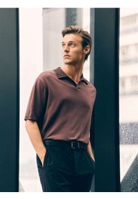 Reserved - Sweter polo z wiskozą - brązowy. Typ kołnierza: polo. Kolor: brązowy. Materiał: wiskoza