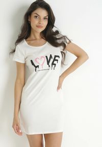 Born2be - Biała Bawełniana Sukienka T-shirtowa z Napisem Avera. Kolor: biały. Materiał: bawełna. Długość rękawa: krótki rękaw. Wzór: napisy #3