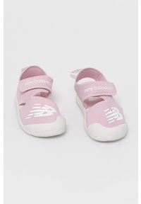 New Balance Sandały dziecięce kolor różowy. Nosek buta: okrągły. Zapięcie: rzepy. Kolor: różowy. Materiał: guma