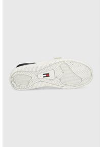 Tommy Jeans sneakersy TJM BASKET LEATHER BUCKLE MID kolor biały EM0EM01288. Nosek buta: okrągły. Kolor: biały. Materiał: guma #3