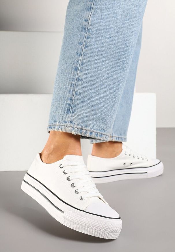 Renee - Czarno-Białe Trampki Basic z Cholewką przed Kostkę na Niskiej Platformie Senadra. Okazja: na co dzień. Wysokość cholewki: przed kostkę. Kolor: czarny. Materiał: jeans. Szerokość cholewki: normalna. Obcas: na platformie. Styl: casual