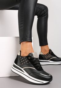 Renee - Czarne Sneakersy na Platformie z Metaliczną Wstawką Kariel. Okazja: na co dzień. Kolor: czarny. Obcas: na platformie #1