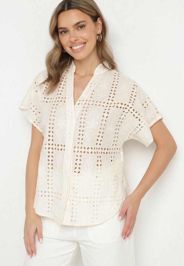 Born2be - Ciemnobeżowa Bawełniana Koszula Ozdobiona Ażurowym Motywem Telarinea. Okazja: na co dzień. Kolor: beżowy. Materiał: bawełna. Długość rękawa: krótki rękaw. Długość: krótkie. Wzór: ażurowy, aplikacja. Styl: elegancki, casual, klasyczny
