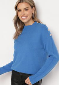 Born2be - Niebieski Sweter Półgolf z Modalem Wiskozą i Guzikami Emmiala. Okazja: na co dzień. Kolor: niebieski. Materiał: wiskoza. Długość rękawa: długi rękaw. Długość: długie. Styl: elegancki, casual