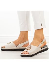 Beżowe skórzane sandały damskie DiA 5937. Okazja: na co dzień. Zapięcie: pasek. Kolor: beżowy. Materiał: skóra. Wzór: aplikacja, kwiaty. Sezon: wiosna, lato. Obcas: na płaskiej podeszwie. Styl: elegancki, casual, wizytowy #1