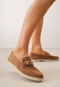 Renee - Jasnobrązowe Mokasyny Ozdobione Metaliczną Klamrą Murielori. Nosek buta: okrągły. Zapięcie: klamry. Kolor: brązowy. Materiał: skóra, zamsz. Wzór: aplikacja. Obcas: na obcasie. Wysokość obcasa: niski #8