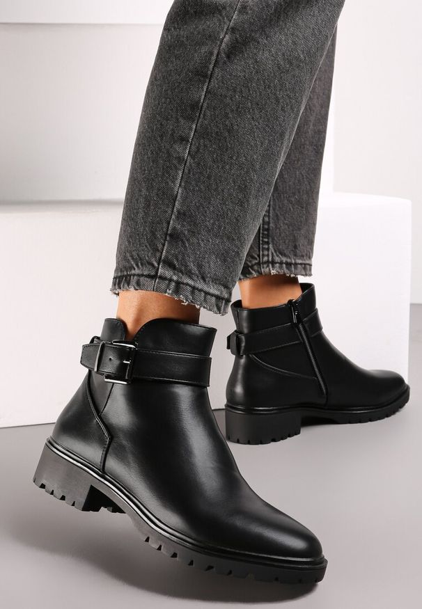 Born2be - Czarne Botki Escape Rooms. Okazja: na co dzień. Zapięcie: klamry. Kolor: czarny. Materiał: jeans. Sezon: zima, jesień. Styl: klasyczny, casual, elegancki