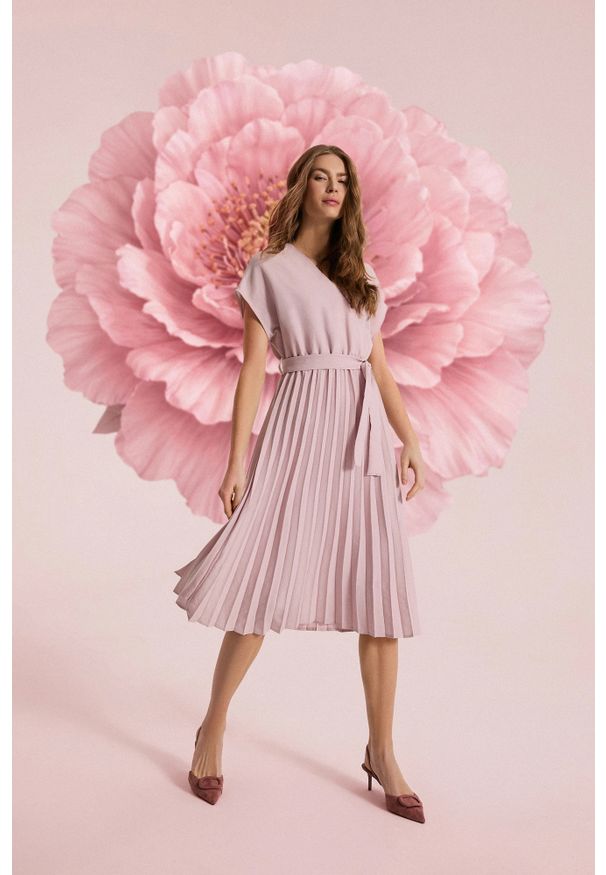 MOODO - Sukienka o długości midi różowa. Kolor: różowy. Materiał: poliester. Długość: midi