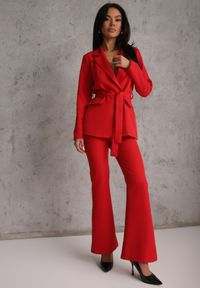 Renee - Czerwony Komplet o Garniturowym Kroju z Marynarką z Wiązaniem i Spodniami Falestra. Kolor: czerwony #2