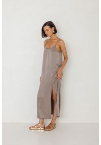 SUKIENKA SOFIA BEŻOWA S - Flawless. Okazja: na spacer. Kolor: beżowy. Materiał: wiskoza, skóra, tkanina. Długość rękawa: na ramiączkach. Sezon: lato. Typ sukienki: proste. Długość: maxi