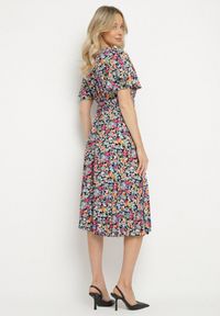 Born2be - Czarna Rozkloszowana Sukienka w Kwiaty z Kopertowym Dekoltem Plisowana Lanasira. Kolor: czarny. Wzór: kwiaty. Typ sukienki: kopertowe #2