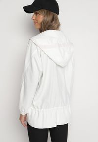 Born2be - Biała Kurtka Jednorzędowa z Bawełną Kapturem i Wstążką Zakończona Ściągaczem Martinis. Okazja: na co dzień. Kolor: biały. Materiał: bawełna. Wzór: aplikacja. Styl: casual, elegancki, klasyczny #6