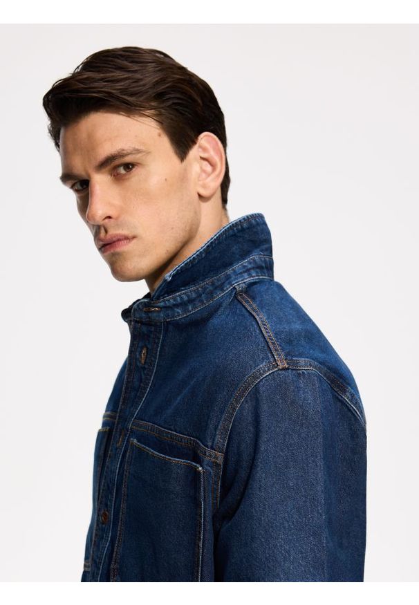 Reserved - Jeansowa koszula regular fit - granatowy. Kolor: niebieski. Materiał: jeans