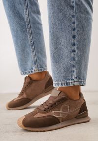 Born2be - Brązowe Sneakersy Ozdobione Geometrycznym Motywem Sameen. Okazja: na co dzień, na spacer. Kolor: brązowy. Materiał: jeans. Wzór: aplikacja, geometria. Sport: turystyka piesza #8