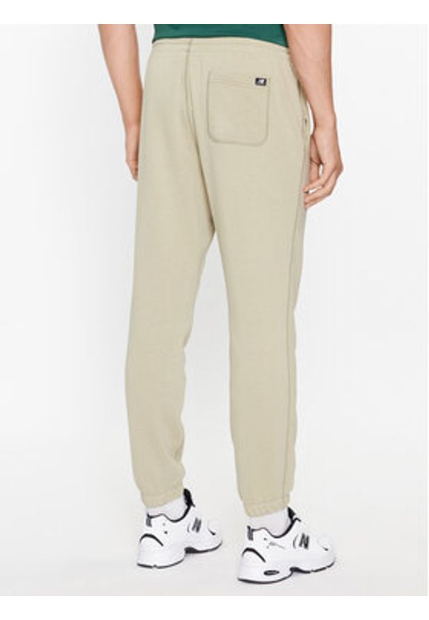 New Balance Spodnie dresowe NB Essentials Sweatpant MP33509 Zielony Regular Fit. Kolor: zielony. Materiał: bawełna