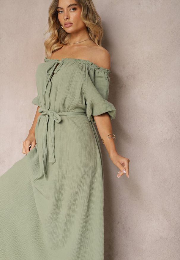 Renee - Ciemnozielona Bawełniana Sukienka z Muślinu Wiązana przy Dekolcie z Paskiem i Gumką w Talii Tasda. Okazja: na co dzień. Typ kołnierza: dekolt hiszpanka. Kolor: zielony. Materiał: bawełna. Typ sukienki: proste. Styl: casual