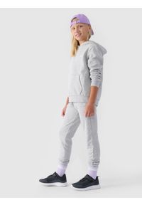 4f - 4F Spodnie dresowe joggery dziewczęce - szare 122 (6-7 lat). Okazja: na co dzień. Kolor: szary. Materiał: dresówka. Wzór: gładki, ze splotem. Sezon: lato. Styl: młodzieżowy, casual, sportowy #2