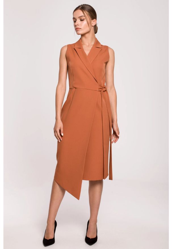 Sukienki.shop - Sukienka marynarka na lato bez rękawów żakietowa brązowa. Okazja: na spotkanie biznesowe, na komunię, na ślub cywilny, do pracy, na wesele. Kolor: czerwony, brązowy. Długość rękawa: bez rękawów. Sezon: lato. Typ sukienki: asymetryczne. Styl: biznesowy, wizytowy