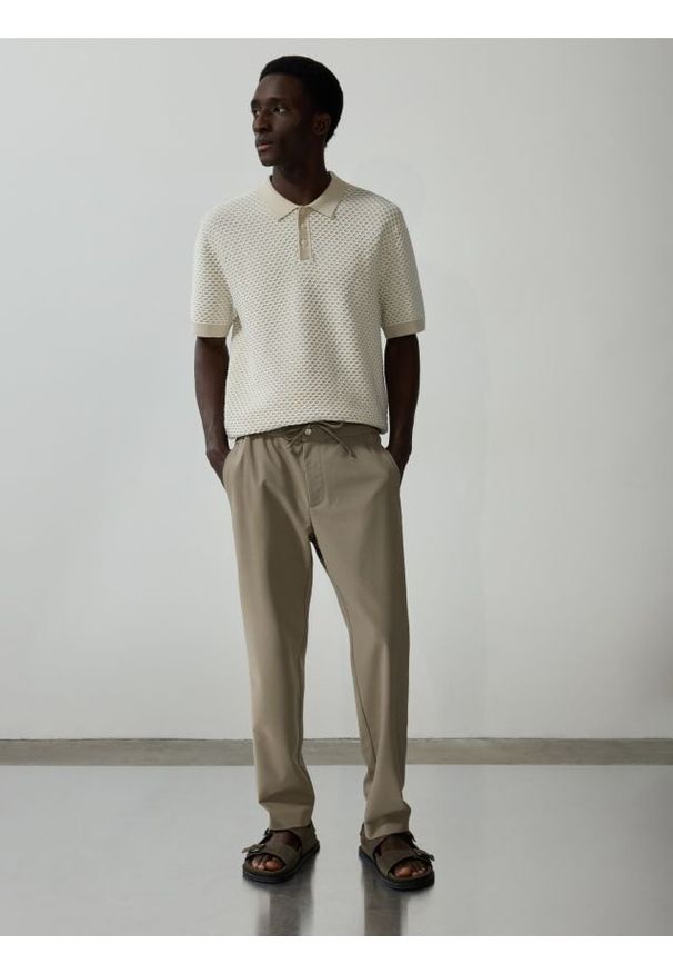 Reserved - Spodnie jogger z wiskozą - brązowy. Kolor: brązowy. Materiał: wiskoza