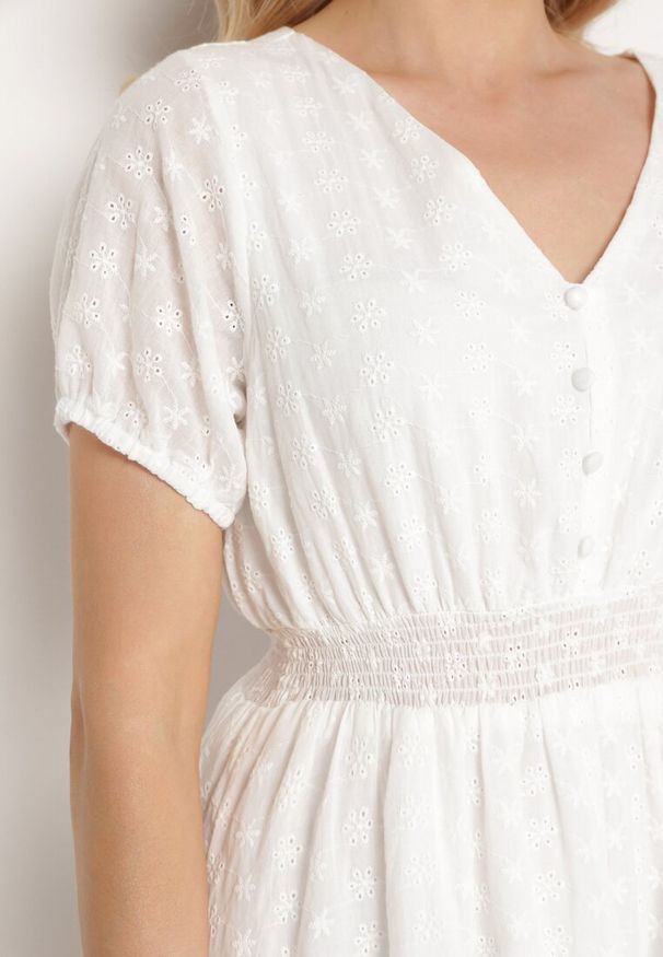 Born2be - Biała Bawełniana Sukienka z Ozdobnym Haftem i Cienkimi Gumkami w Pasie Gemilla. Okazja: na co dzień. Typ kołnierza: dekolt w kształcie V. Kolor: biały. Materiał: bawełna. Długość rękawa: krótki rękaw. Wzór: haft. Styl: casual