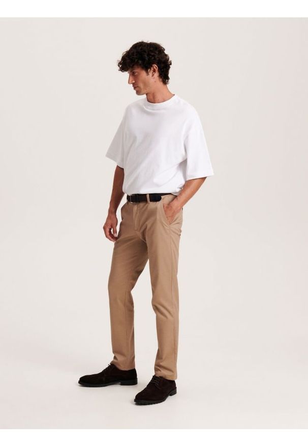 Reserved - Spodnie chino slim z paskiem - beżowy. Kolor: beżowy. Materiał: tkanina, bawełna