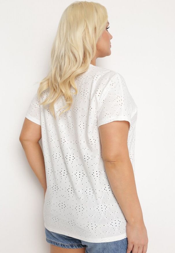 Born2be - Biały T-shirt Koszulka z Krótkim Rękawem z Ażurowej Tkaniny Nispia. Okazja: na co dzień. Kolekcja: plus size. Kolor: biały. Materiał: tkanina. Długość rękawa: krótki rękaw. Długość: krótkie. Wzór: ażurowy. Styl: elegancki, casual
