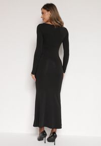 Born2be - Czarna Koktajlowa Sukienka z Wiskozą Ozdobiona Metalową Klamrą Refira. Okazja: na co dzień. Kolor: czarny. Materiał: wiskoza. Wzór: aplikacja. Typ sukienki: proste. Styl: wizytowy #2
