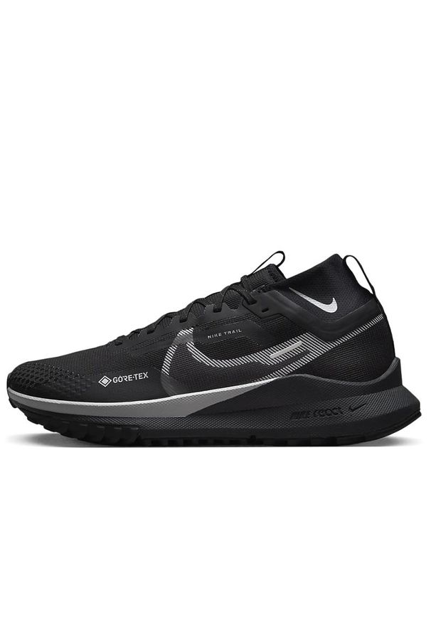 Buty Nike React Pegasus Trail 4 Gore-Tex DJ7926-001 - czarne. Kolor: czarny. Materiał: tkanina, guma. Szerokość cholewki: normalna. Technologia: Gore-Tex. Sport: bieganie