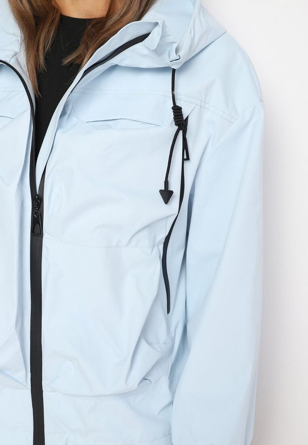 Born2be - Jasnoniebieska Kurtka Wiatrówka z Kieszeniami i Ściągaczami Braliana. Okazja: na spacer. Kolor: niebieski. Materiał: jeans. Styl: elegancki, sportowy