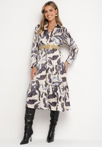Born2be - Beżowo-Szara Kopertowa Sukienka w Abstrakcyjny Wzór z Gumką w Talii i Paskiem Zinnitaria. Okazja: na co dzień. Kolor: beżowy. Materiał: jeans. Typ sukienki: kopertowe. Styl: casual, klasyczny #1
