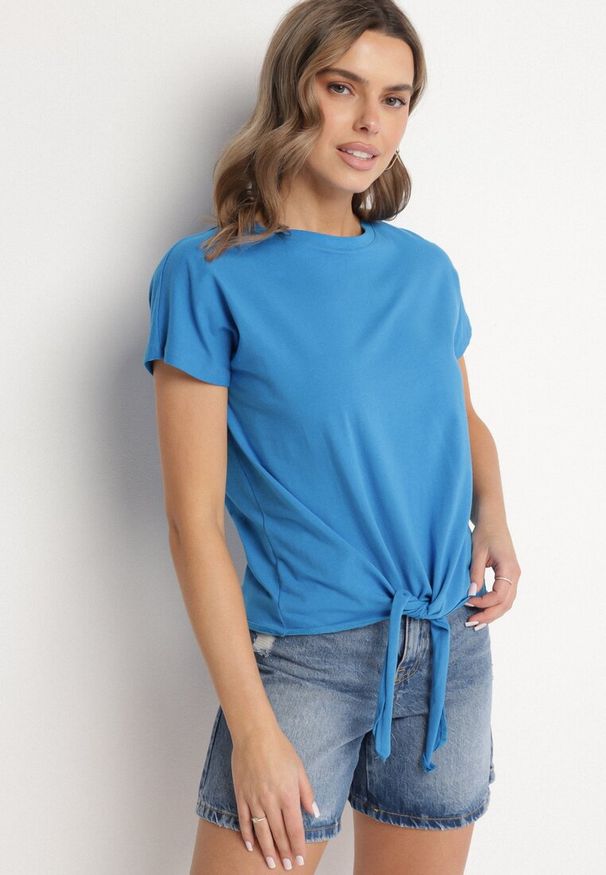 Born2be - Jasnoniebieski T-shirt z Bawełny z Ozdobnym Wiązaniem Sunitra. Okazja: na co dzień. Kolor: niebieski. Materiał: bawełna. Sezon: lato, wiosna. Styl: casual, klasyczny