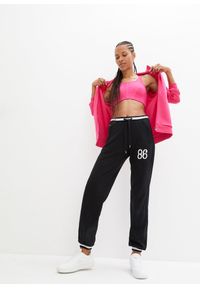 bonprix - Spodnie dresowe z elastycznego materiału z bawełną. Kolor: czarny. Materiał: bawełna, materiał, dresówka. Wzór: nadruk. Styl: sportowy #3