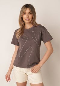 Born2be - Ciemnoszary Bawełniany T-shirt Ozdobiony Cyrkoniami Monomene. Okazja: na co dzień. Kolor: szary. Materiał: bawełna. Wzór: aplikacja. Styl: elegancki, casual #4