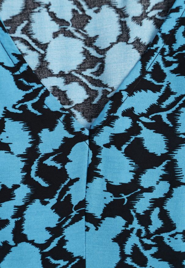 Born2be - Niebiesko-Granatowa Sukienka Mini z Wiskozy z Falbanką Przy Ramionach i na Dole Jaysing. Kolor: niebieski. Materiał: wiskoza. Długość: mini