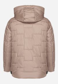 Born2be - Ciemnobeżowa Pikowana Kurtka z Kapturem i Ozdobnymi Suwakami Tulirisa. Okazja: na co dzień. Typ kołnierza: kaptur. Kolekcja: plus size. Kolor: beżowy. Materiał: jeans. Styl: sportowy, casual #4