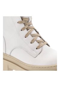 Białe Botki Nessi Skórzane Ocieplane Buty Damskie. Okazja: na co dzień. Kolor: biały. Materiał: skóra. Szerokość cholewki: normalna. Obcas: na obcasie. Styl: casual. Wysokość obcasa: niski #2